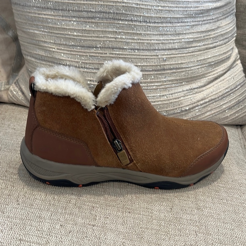 Easy Spirit Explore 24 booties, never worn. Size 9.